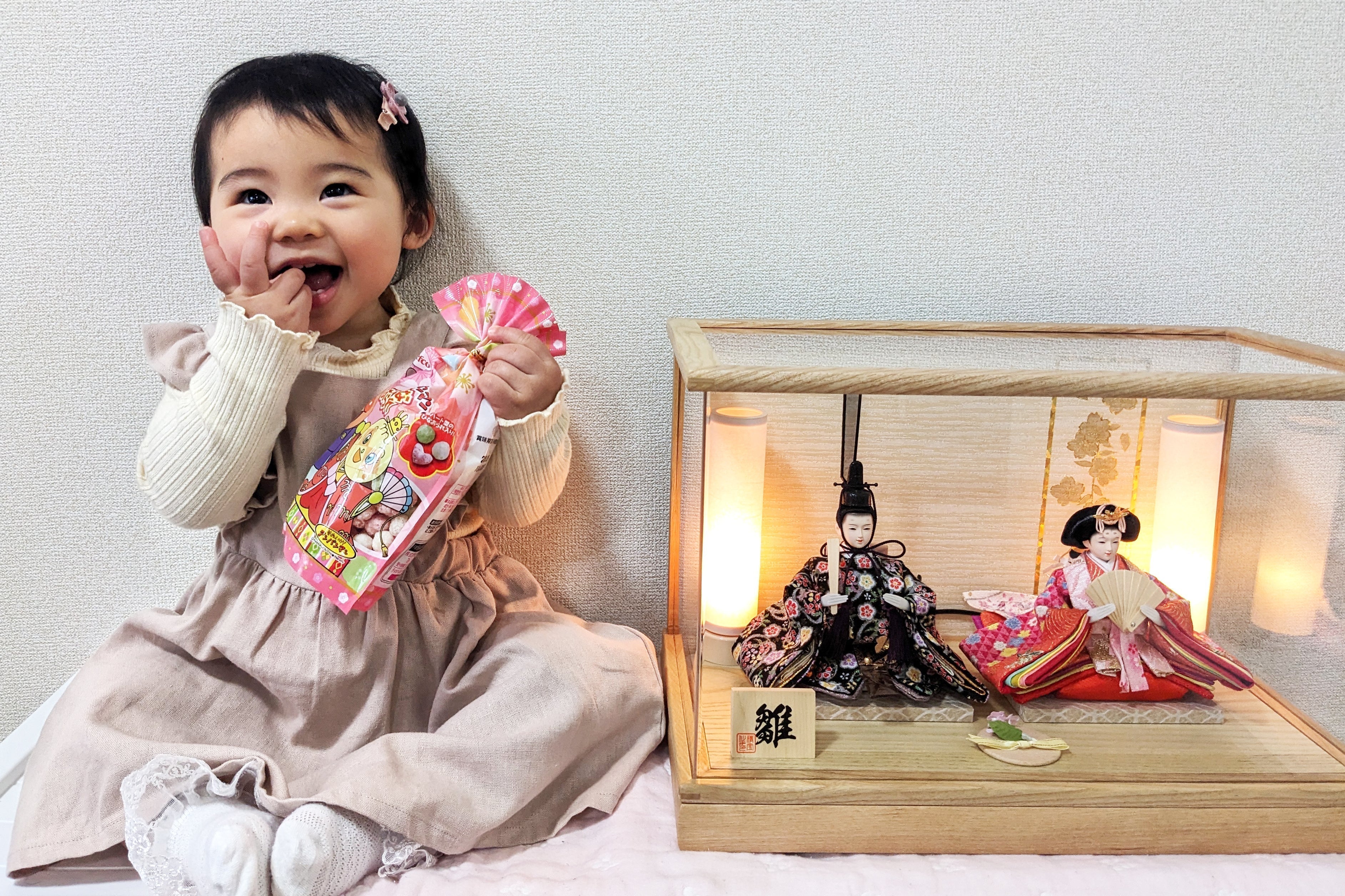 おひなさまの横に座って：岐阜県のりまちゃん：お雛様と初節句