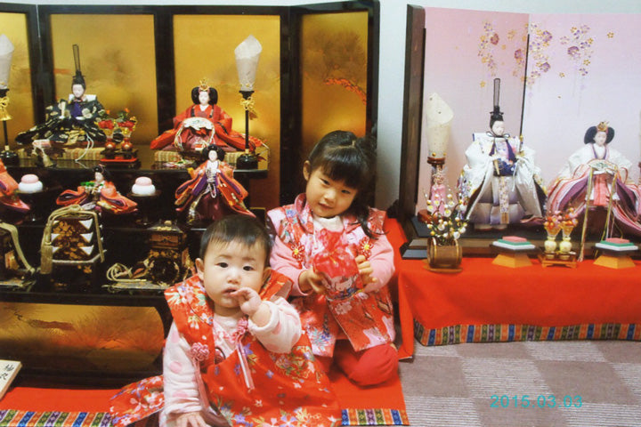 2つ並べた3段飾りと立雛飾りの雛祭り：島田市の由奈ちゃん