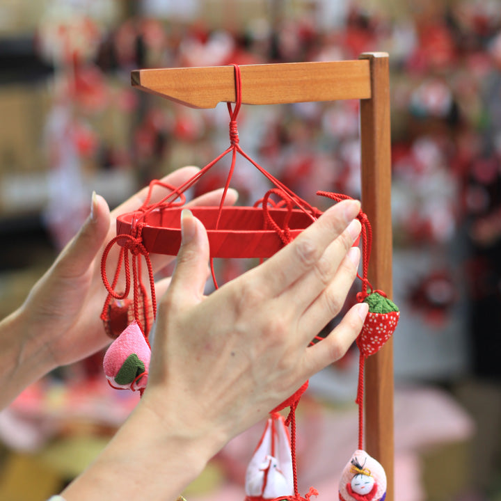 つるし雛・No.105・ひな祭り吊るし飾り・初節句・ひな人形・桃の節句・さげもん Amazon | OKBABY つるし雛 つるし飾り 吊るし飾り 天然木製台付