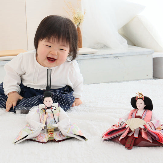 雛人形と遊ぶ