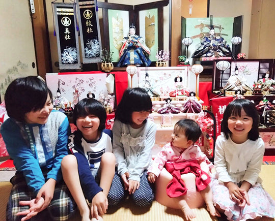 5つ雛人形が並ぶ-静岡県焼津市の結華ちゃん-初節句のひな祭り 人形のひなせい