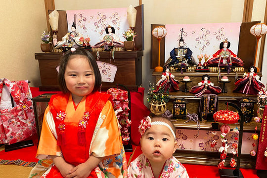 2人の雛人形を並べる-福岡県太宰府市のさきちゃん-初節句のひな祭り 人形のひなせい