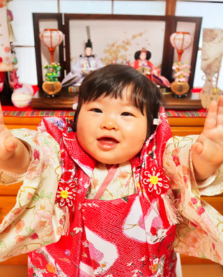 指差してニコニコ：福岡県糟屋郡の絢音ちゃん｜初節句のひな祭り