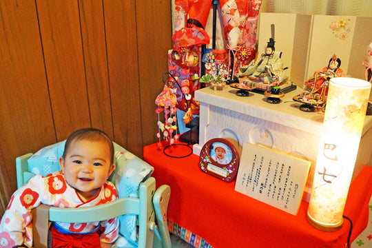 トレンド ホワイトカラーの雛人形：泉大津市の巴七ちゃん｜初節句のひな祭り