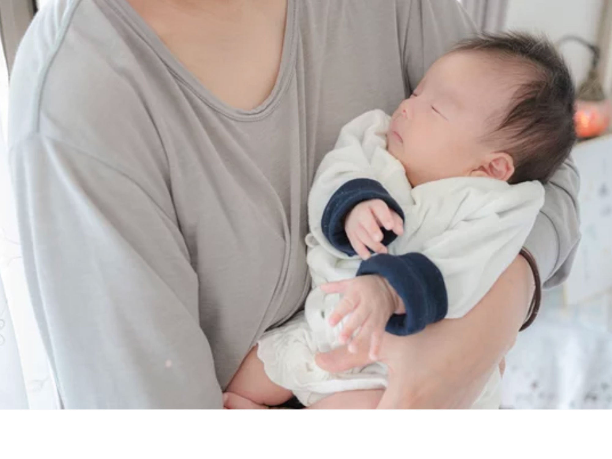 新生児・赤ちゃんの抱っこ｜正しい抱き方と寝かしつけのコツ 横抱き・縦抱き・コアラ抱っこ – 雛人形のひなせい