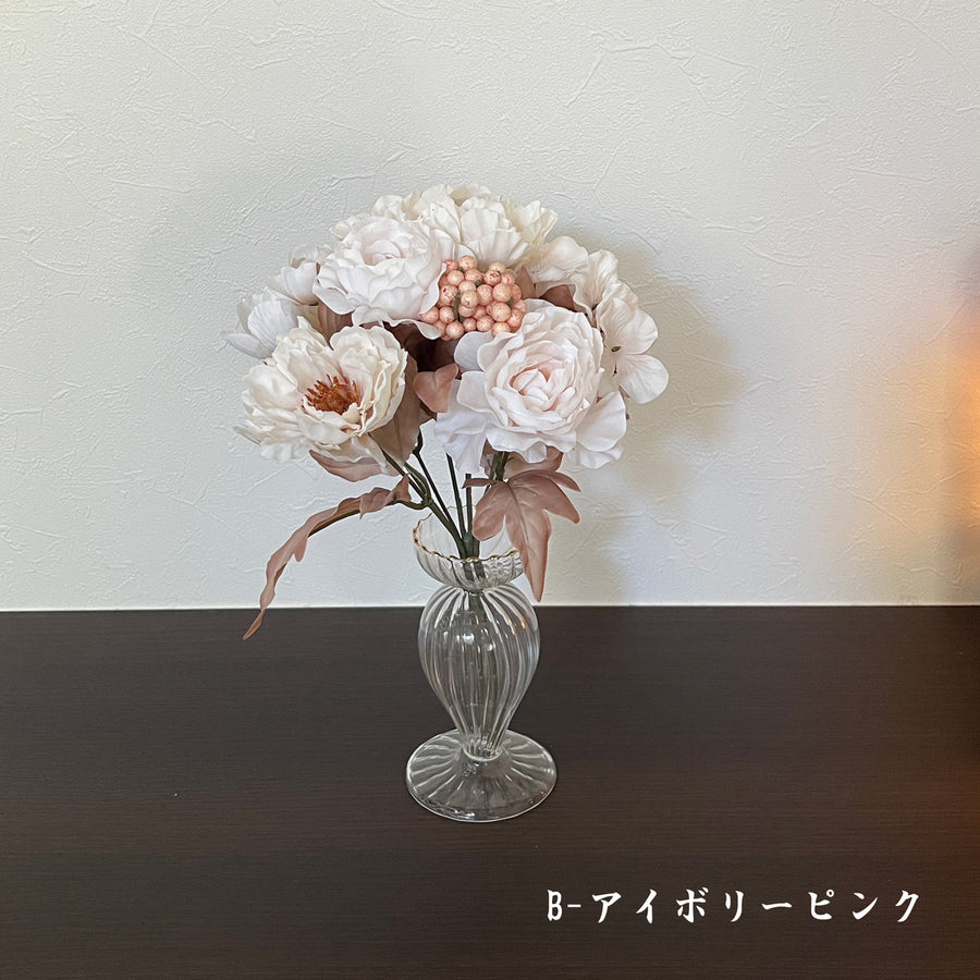 アイボリー色の造花