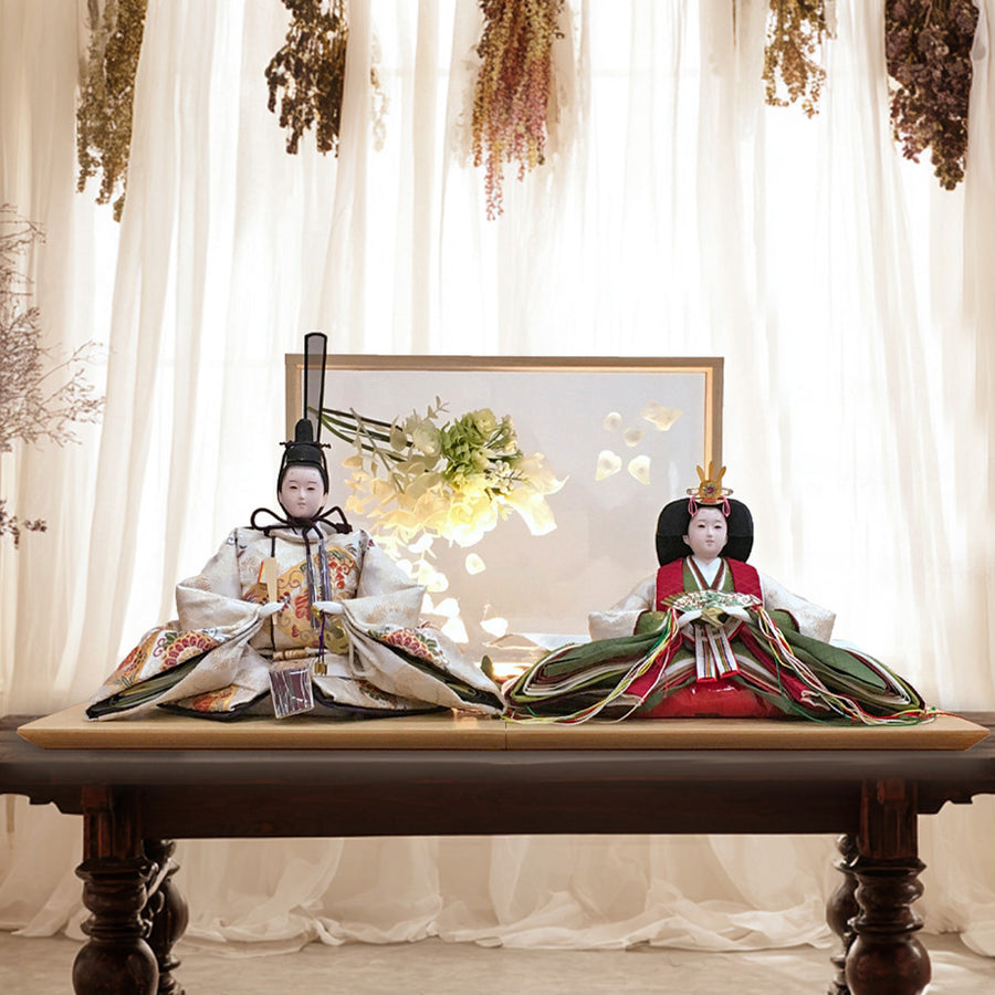 淡い色合いのお着物とアクリル屏風が今どき【Flower Girl Bellてまり雛