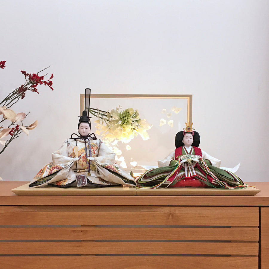 淡い色合いのお着物とアクリル屏風が今どき【Flower Girl Bellてまり雛