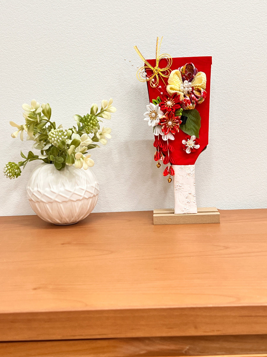 赤：現代風 幸せを呼ぶ 羽子板飾り 正月飾り 玄関 コンパクト かわいいつまみ細工 女の子 