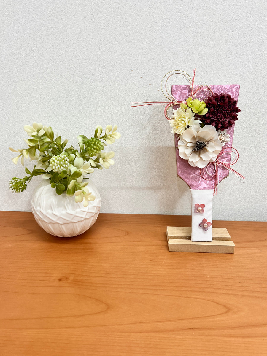 モダンなコンパクトな羽子板飾り