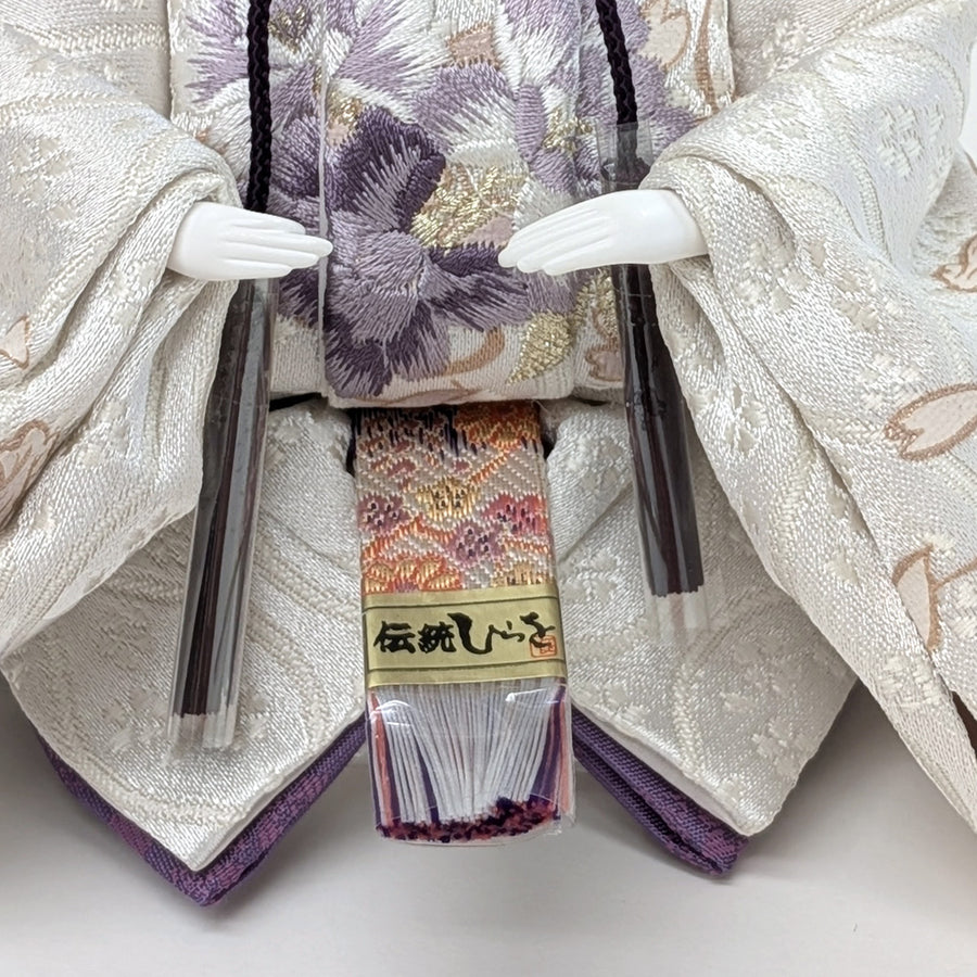 金襴に刺繍を施す