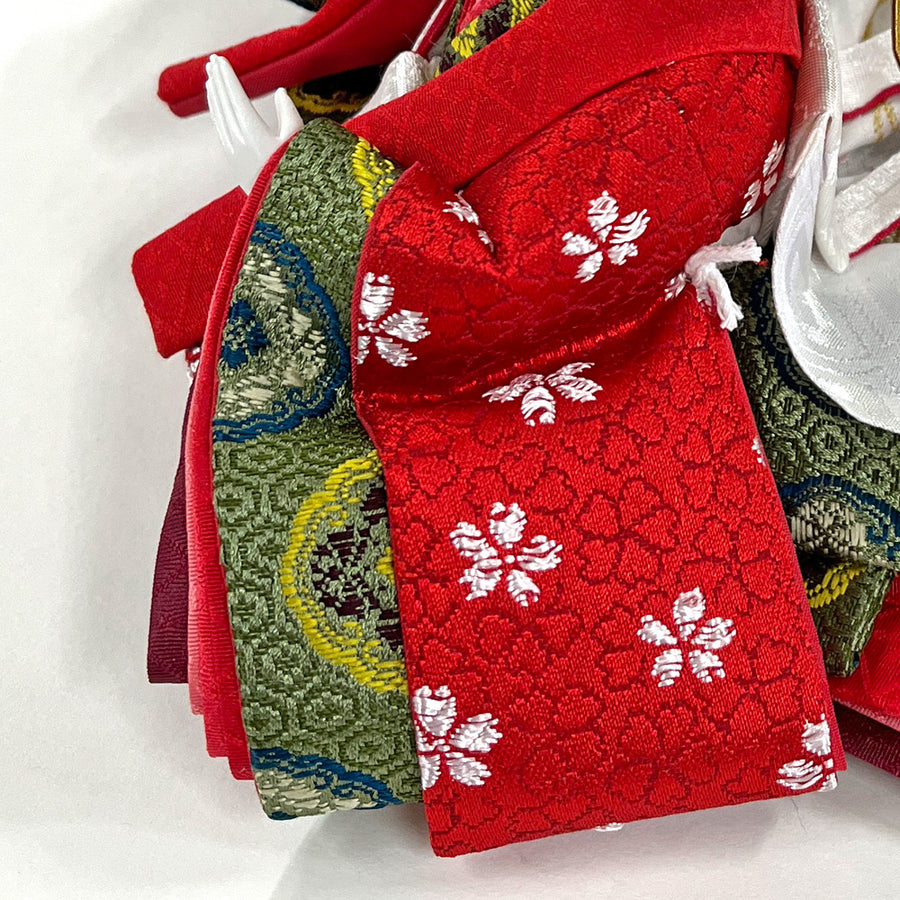 赤い着物に白い花が映える