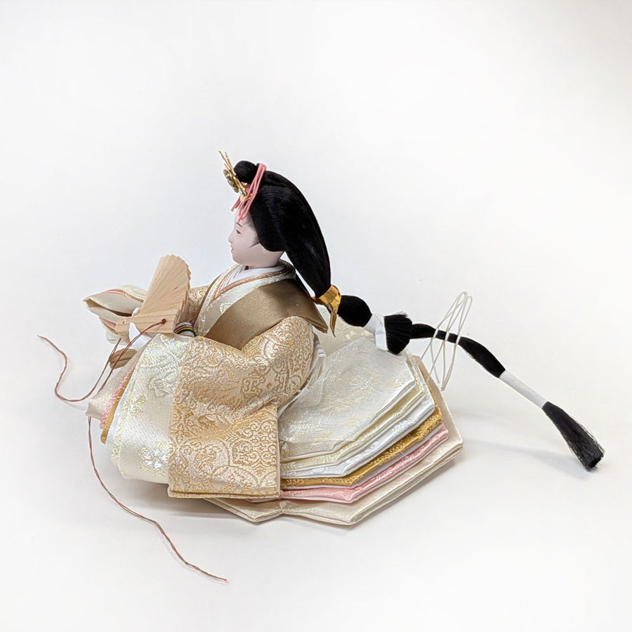 座りが綺麗な人形